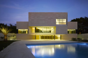 By More_Embajada Argelia_exterior_nocturna_alzado piscina