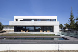 By MoRE_ Casa en Reajo del Roble_exterior_diurna_alzado jardín con piscina