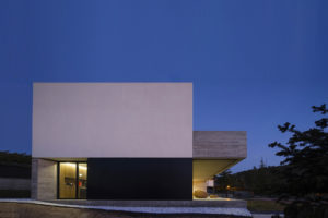 By MoRE_ Casa en Reajo del Roble_exterior_nocturna_alzado lateral