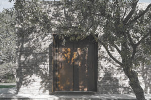 By MoRE_Luis Manzaneque_ exterior_diurna_acceso a los vestuarios detalle puerta en acero corten