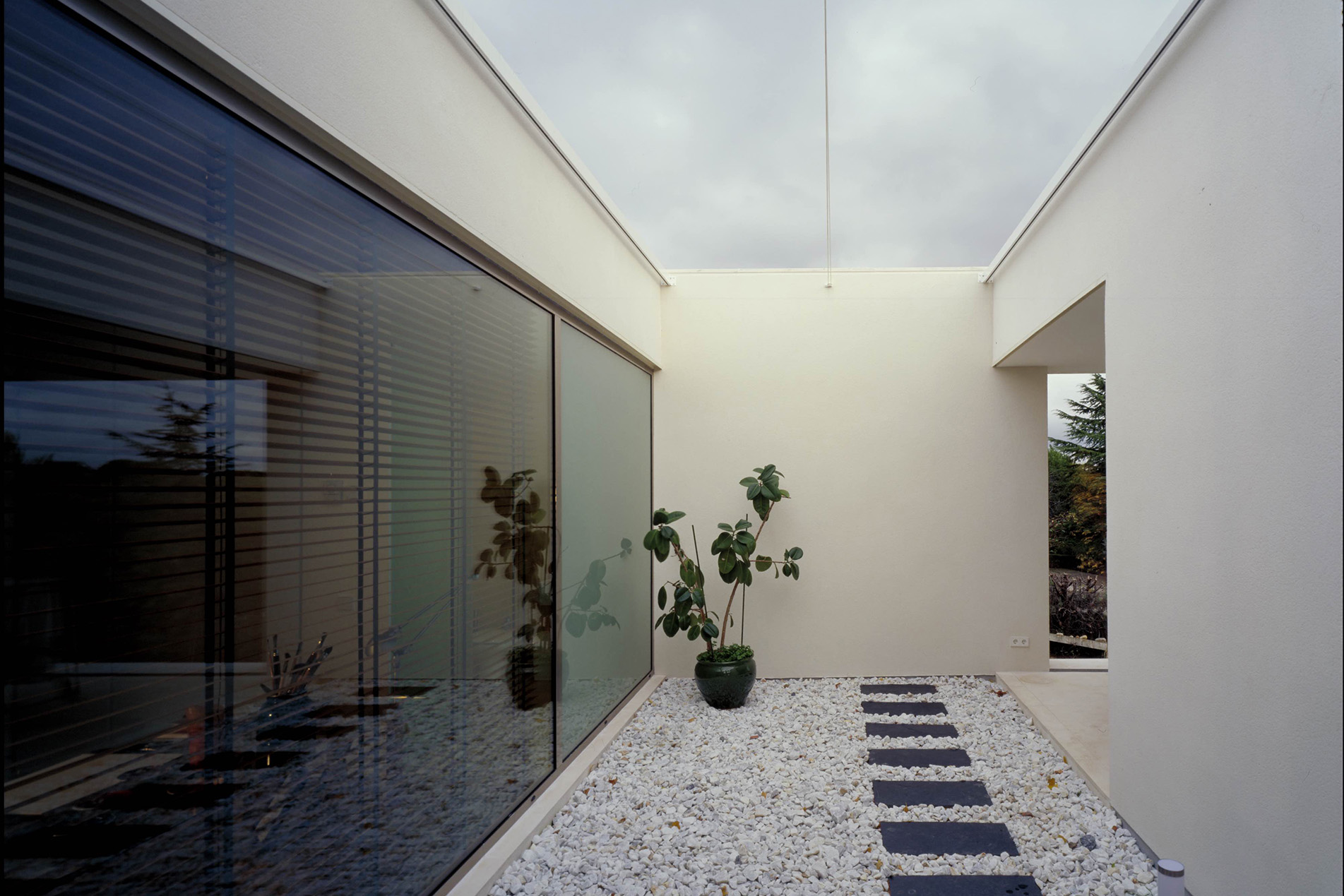 By MoRE_Casa Pralaya_ exterior_diurna_patio_segunda planta