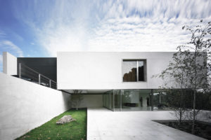 By MoRE_ Pralaya_exterior_diurna_alzado interior_patio_relación interior exterior