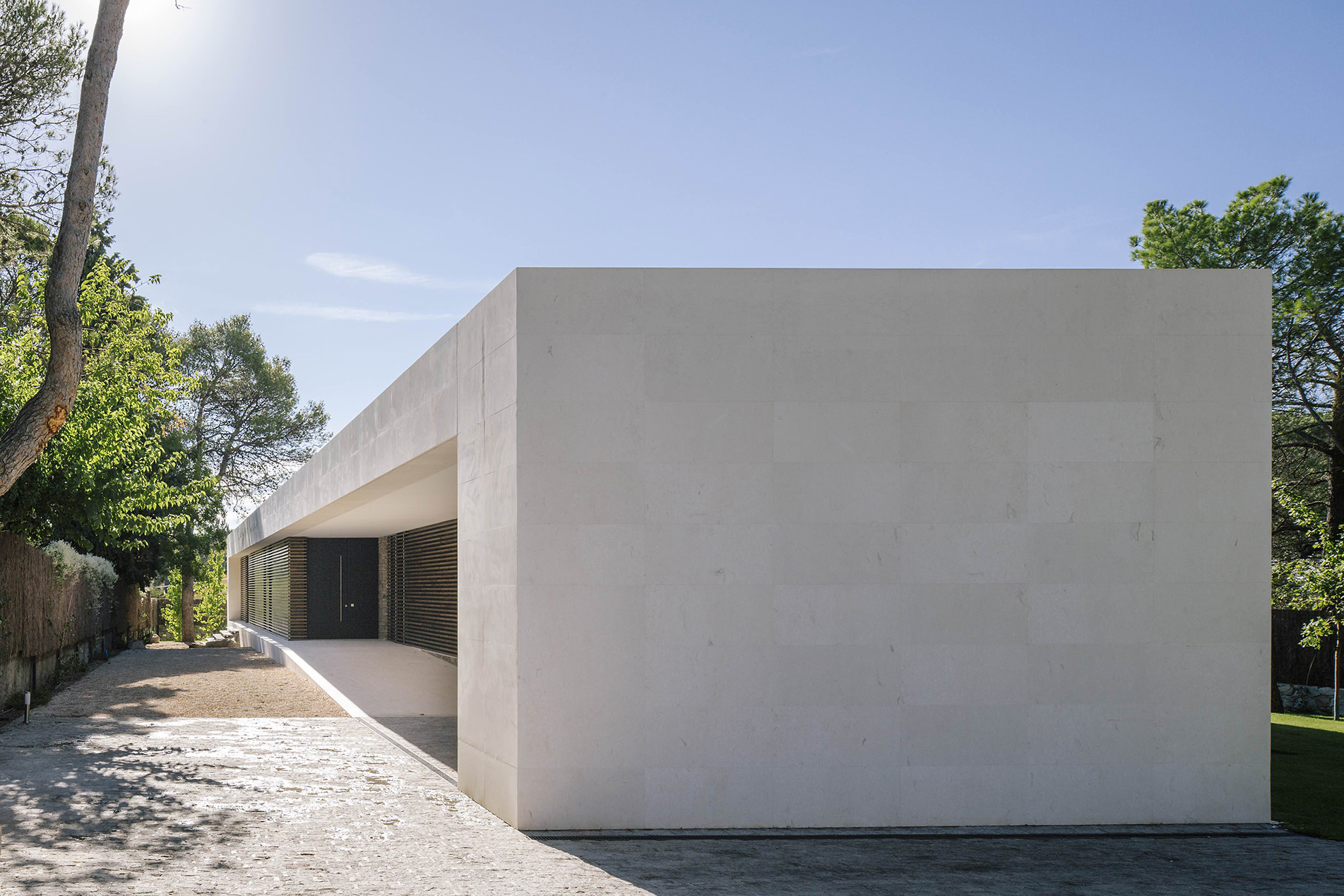 By MoRE_ Rosario Manzaneque_exterior_diurna_alzado lateral con piedra caliza