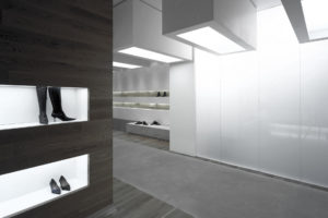 By More_Zapatería Lubna_interior_expositores_blanco y negro